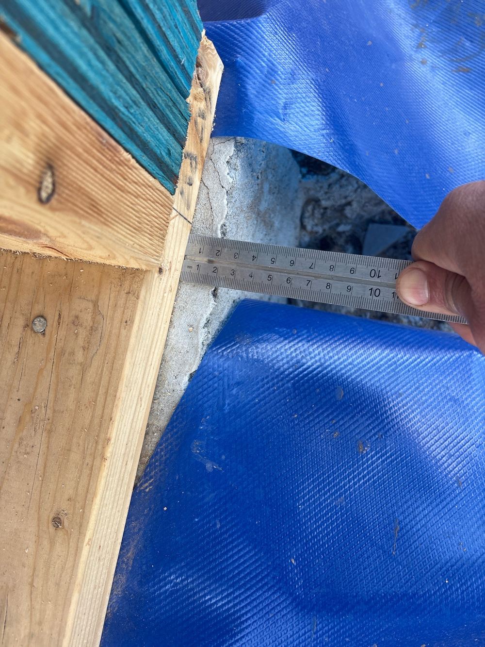 A slab edge that eats the brick cavity